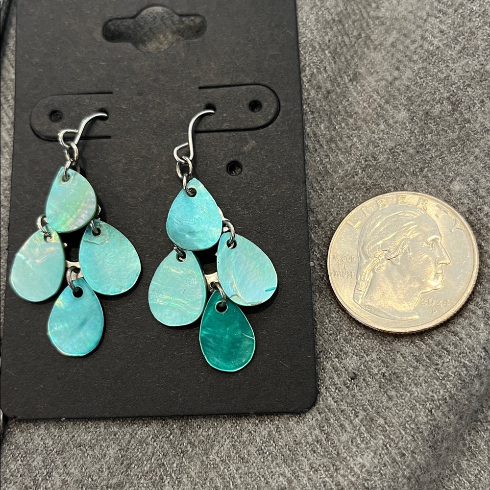 🌻3/$15 Silvertone Inlaid Shell Pendant with Shell Earring Set - Picture 5 of 7